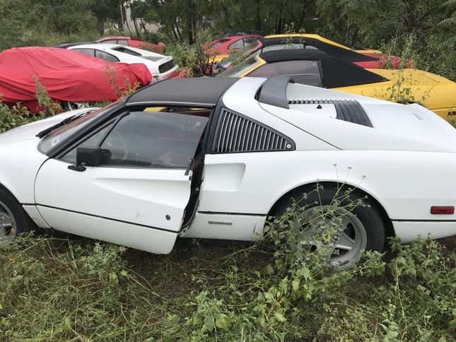 Imagen para el artículo titulado En este campo hay una flota de Ferraris abandonados desde hace una década, y no es un caso único