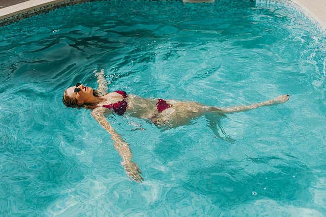 Imagen para el artículo titulado Por qué no deberías entrar en una piscina de Las Vegas, según un especialista en guerra biológica y química