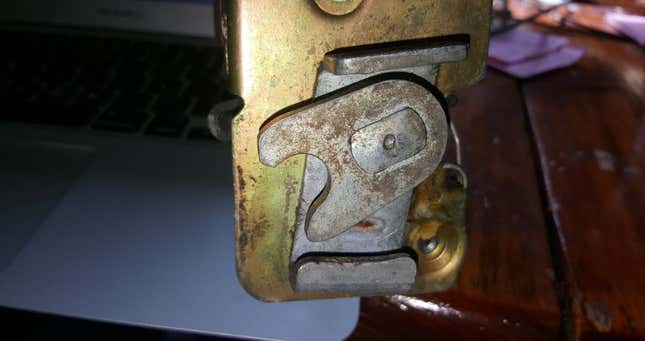 Image for article titled This Is Why You Can't Unlock A Car Door If Someone Is Trying To Open It At The Same Time