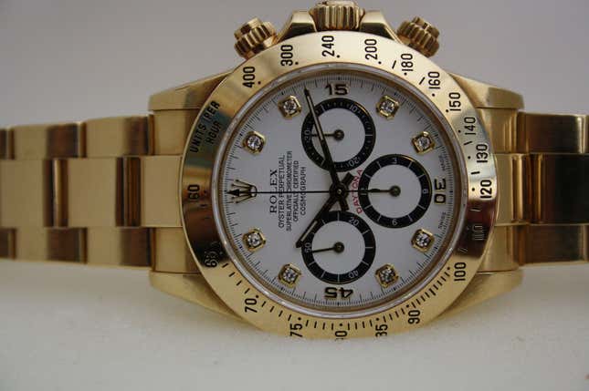 Imagen para el artículo titulado Compra un sofá de segunda mano por 25 dólares. Cuatro años después encuentra un Rolex legendario en su interior