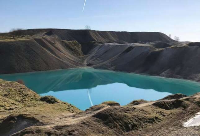 La policía de Reino Unido tiñe de negro una laguna histórica para que los instagrammers se queden en casa