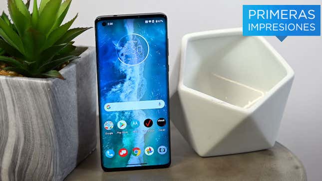 Imagen para el artículo titulado Motorola Edge+: pantalla infinita y puerto de auriculares por menos de lo que cuesta un Galaxy S20
