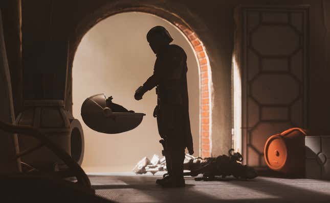 Imagen para el artículo titulado Esta cuenta de Instagram crea imágenes increíbles de Star Wars con los juguetes de la saga