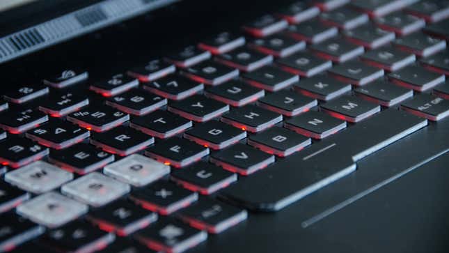 El teclado es de lo mejor que tiene el portátil. Sus teclas son grandes y especialmente agradables al tacto.
Imagen: Julio Cerezo