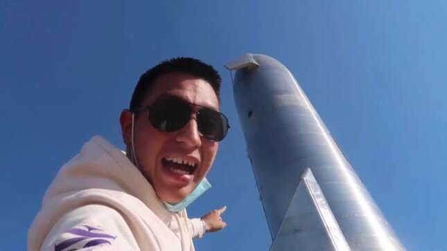 Un youtuber entra sin ser visto en SpaceX y graba la Starship por debajo