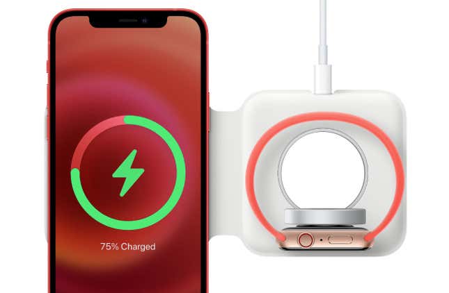 Imagen para el artículo titulado La nueva base de carga Magsafe Duo de Apple cuesta 130 dólares y no incluye adaptador de corriente