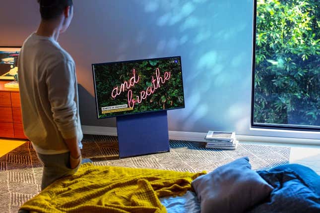 Imagen para el artículo titulado Samsung anuncia un televisor capaz de girar para ver vídeos en vertical como si fuera tu teléfono