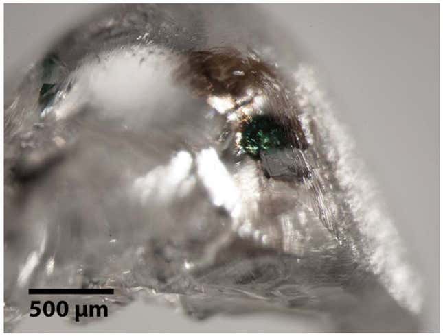 Imagen para el artículo titulado Este extraño y desconocido mineral encontrado en un diamante se formó a 170 kilómetros bajo tierra