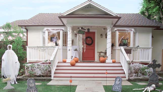 Image for article titled Tips For Decorating Your Home For Halloween
