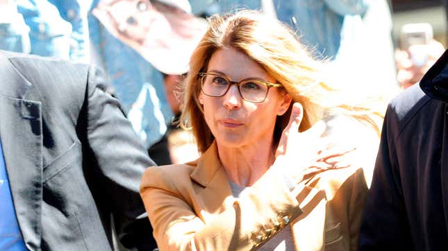 Image for article titled Aunt Becky Has &#39;Quietly&#39; Gone to Prison, Hopes to Emerge For Christmas (Her Trademark Season)