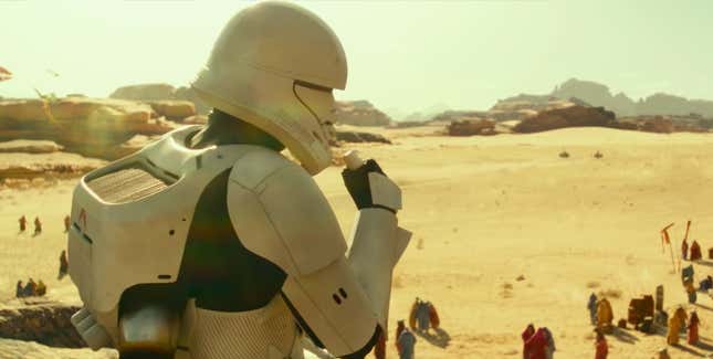 Imagen para el artículo titulado Hay algo peor que un Stormtrooper y es un Stormtrooper volador, como revela este video de The Rise of Skywalker