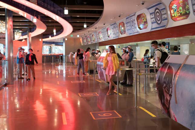 Imagen para el artículo titulado Un paseo en imágenes por la Disneylandia de la nueva normalidad tras el coronavirus