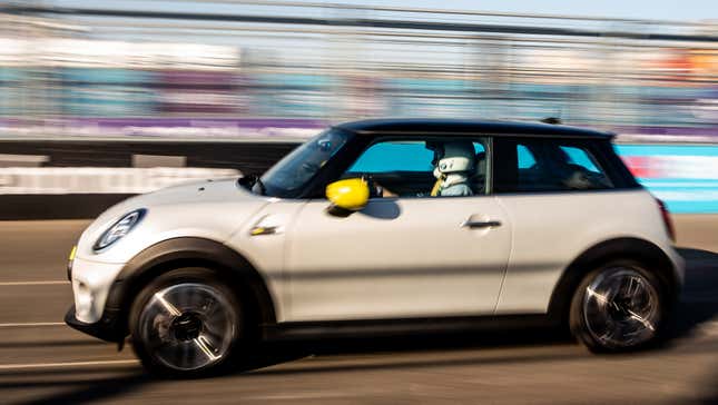 Image for article titled The Mini Cooper SE&#39;s Range Is Fine