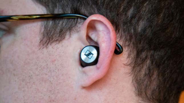 Los Momentum True Wireless se ajustan por completo a la oreja. Foto: Adam Clark Estes (Gizmodo)