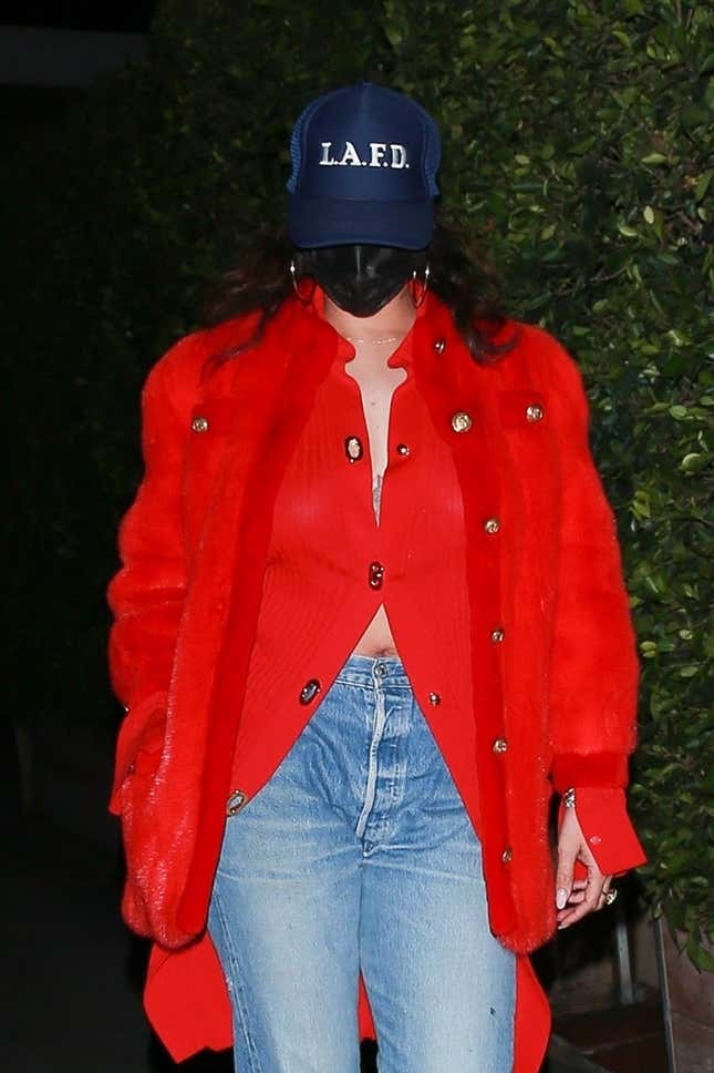 Image for article titled Rihanna&#39;s Hat Is Giving Me a Heart Attack