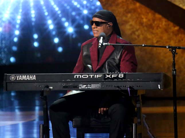 Image for article titled Stevie Wonder Pays Tribute to Bill Withers With Performance of &#39;Lean on Me&#39;
