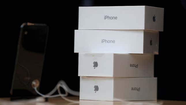 Varias cajas de iPhone en una Apple Store