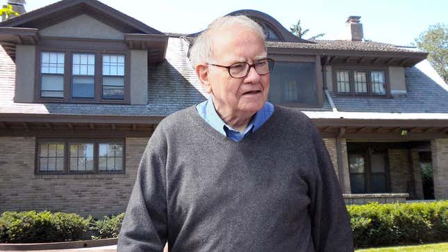 Image for article titled Warren Buffett Can’t Believe He Has To Live Next To Powerball Winner