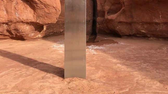 Imagen para el artículo titulado 2020 tiene más sorpresas: encuentran un extraño monolito de metal en el desierto de Utah
