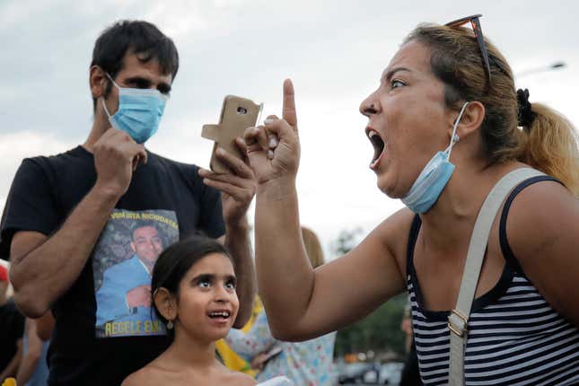 Imagen para el artículo titulado Una sola teoría falsa sobre Covid-19 ya ha matado a 800 personas (y dejado ciegas a 60)