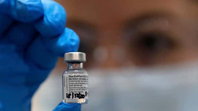 Un vial de la vacuna de Pfizer-BioNTech