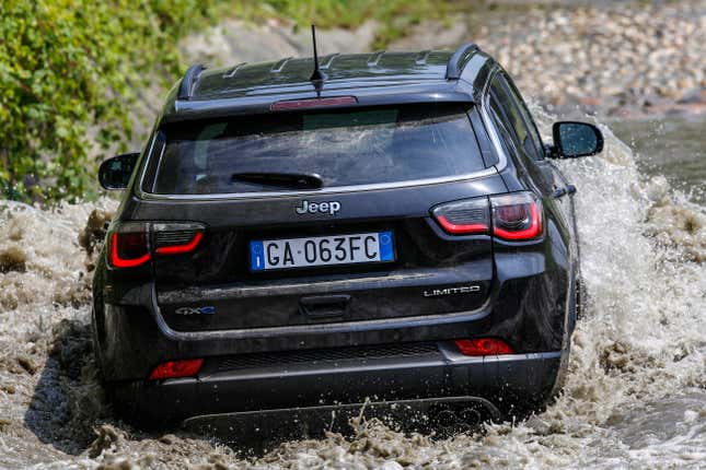Image for article titled Jeep's First Hybrid 4Xe Models Deliver 240 HP And 31 Miles Of Electric Range