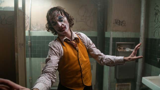 Joaquin Phoenix goes full <i>Taxi Driver</i> for the shallow but striking psychodrama of <i>Joker</i>