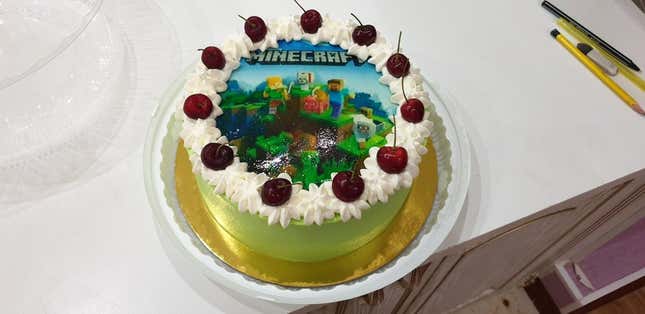 Image for article titled Minecraft Players Are Celebrating 10 Years With Cakes, Artwork And More