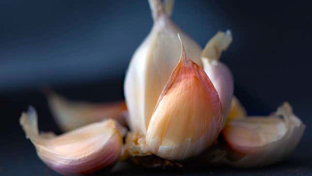 Image for article titled That Viral Garlic Hack Doesn&#39;t Work