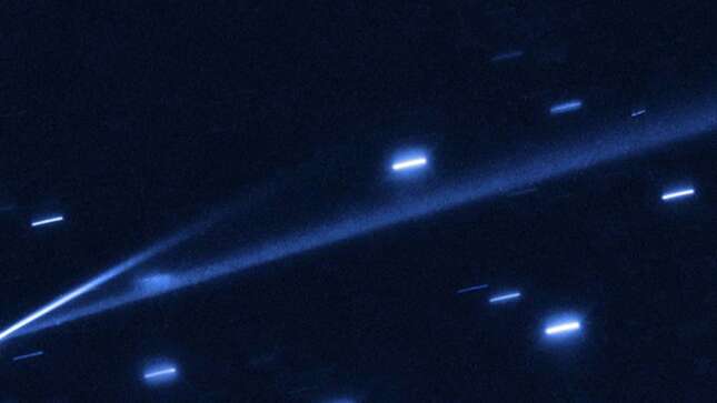 Este extraño asteroide con dos colas ha cambiado de color de la noche a la mañana