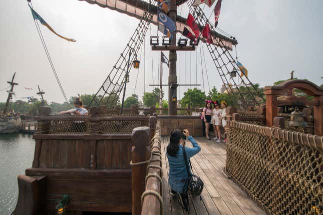 Imagen para el artículo titulado Un paseo en imágenes por la Disneylandia de la nueva normalidad tras el coronavirus