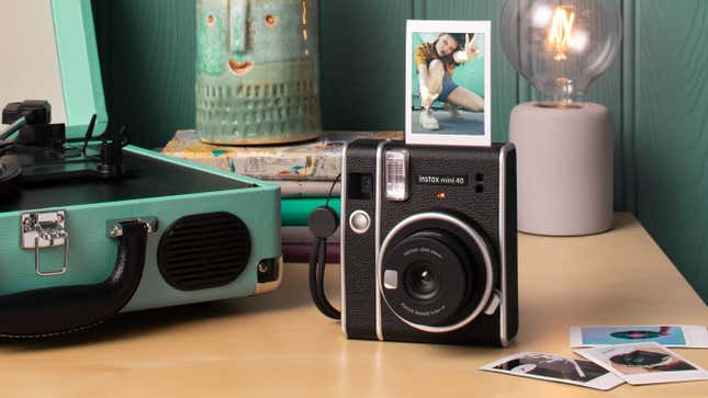 bronce picnic Mentalidad Nueva cámara retro de Fujifilm que produce fotos instantáneas