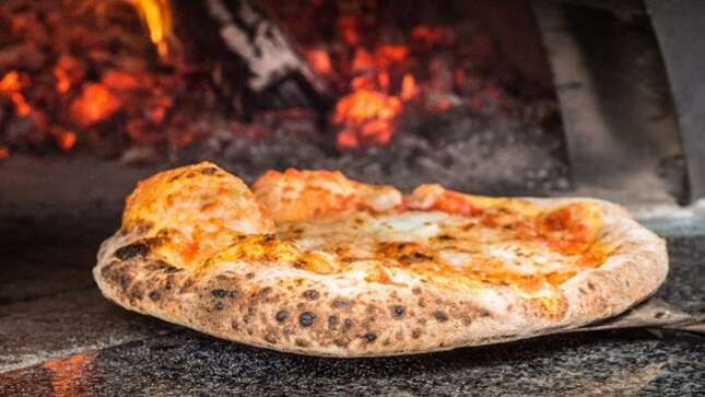 Imagen para el artículo titulado Un pizzero gana dinero comprándose pizzas a sí mismo en una app de reparto con descuento