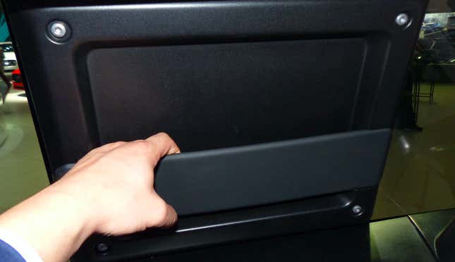 Image for article titled The 2020 Land Rover Defender 90 Offers A Huge Fake Pillar And It's Just Bizarre