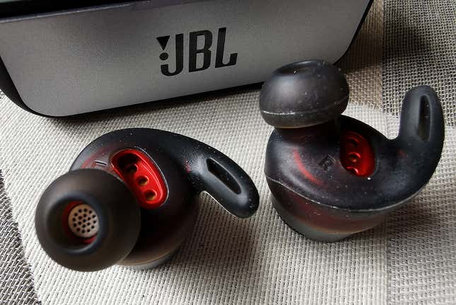 Imagen para el artículo titulado JBL Reflect Flow: lo más cerca que vas a estar de la cancelación de ruido activa en auriculares deportivos