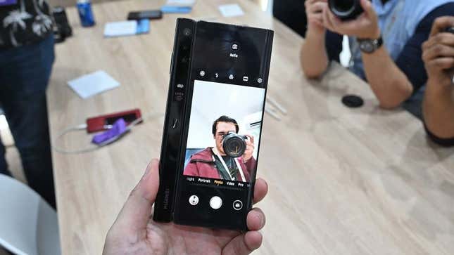 Así es un selfie en un teléfono plegable.
Foto: Sam Rutherford (Gizmodo)