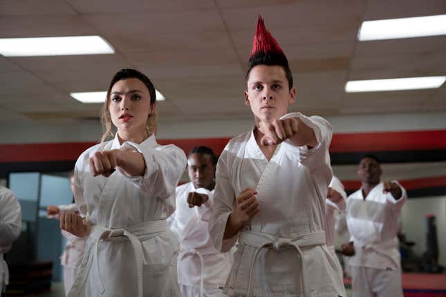 Imagen para el artículo titulado El tráiler de la temporada 3 de Cobra Kai es pura acción y alianzas inesperadas