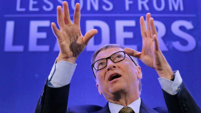 Bill Gates predice cuándo acabará la pandemia y habla de su inexistente vacuna con microchips