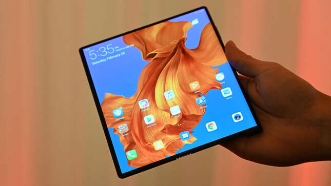 Imagen para el artículo titulado El nuevo teléfono plegable de Huawei se doblaría hacia dentro, siguiendo los pasos del Galaxy Fold