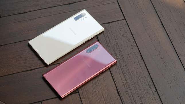El nuevo Galaxy Note 10 de 6,3 pulgadas junto al Galaxy Note 10+ de 6,8 pulgadas