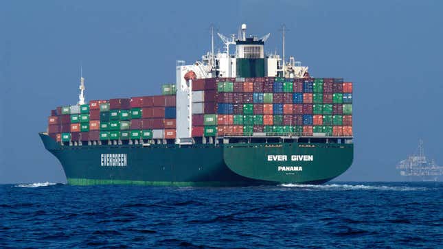 Imagen para el artículo titulado Por fin sabemos qué carga llevaba a bordo el barco que se atascó en el Canal de Suez, pero su destino es incierto