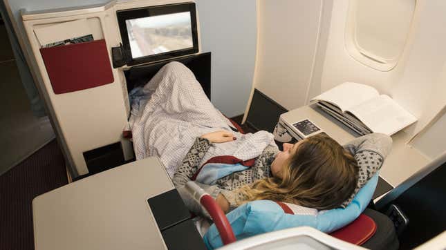 Imagen para el artículo titulado Por qué no puedes sentarte en primera clase en un vuelo ni siquiera cuando está vacía