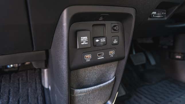 Image for article titled The Rad 2021 Honda E Thrives In A City Like Tokyo But Lacks The Value That Would Make It An Icon