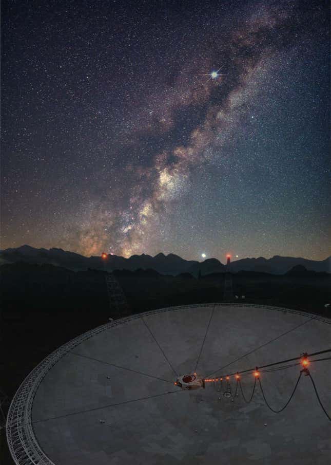 El radiotelescopio FAST de 500 metros en Guizhou, China.