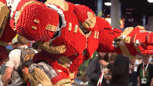 Hulk Meets Hulkbuster in Awesome LEGO Display