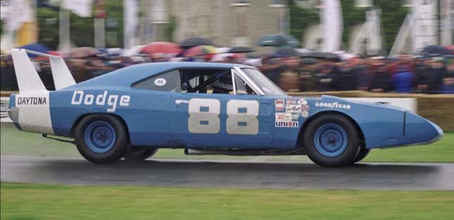 Turns out there are precisely zero rights-free images of the A-925 426 Hemi on the internet. Just pretend this Daytona has more cams. 