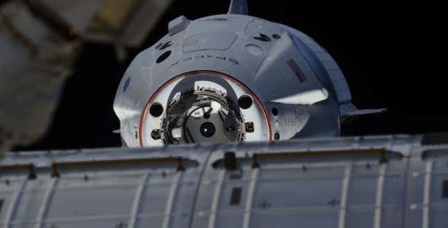 La sonda Crew Dragon acoplándose a la Estación Espacial Internacional.
Foto: Roscosmos