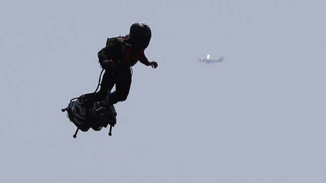 Image for article titled Apparently the Pentagon Is Thinking of Giving Jetpacks a Try