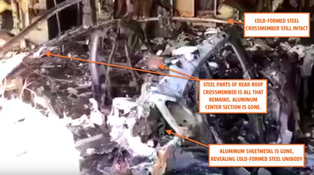 Imagen para el artículo titulado Un Porsche Taycan se incendia en un garaje en Florida, destruyéndolo por completo