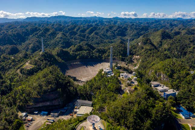Imagen para el artículo titulado En fotos: así quedó el radiotelescopio de Arecibo tras el derrumbe
